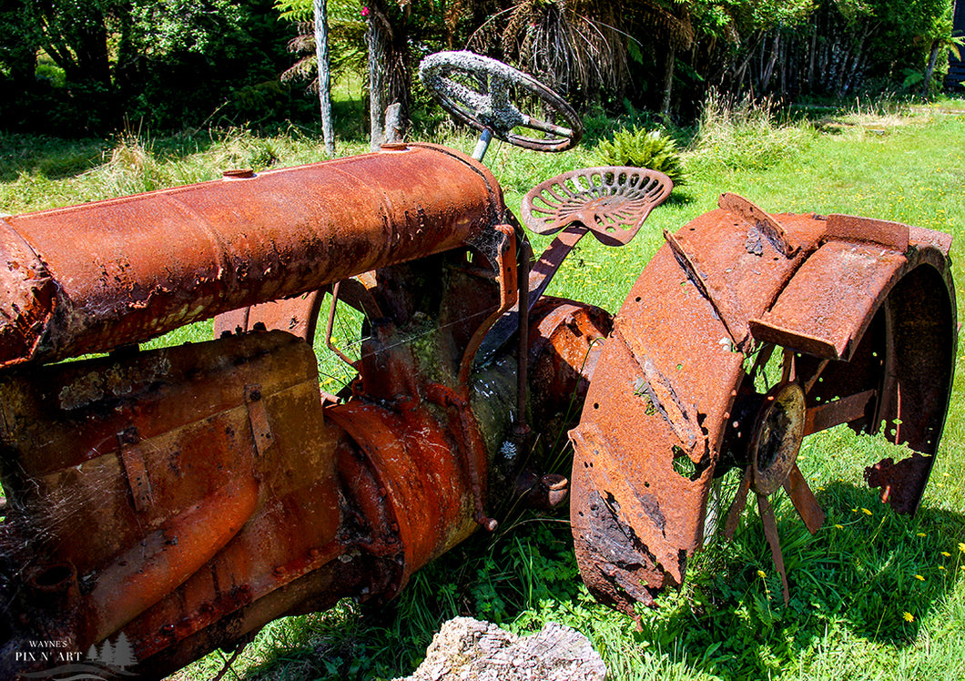 Photo: Rusting tractor